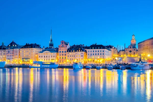 Városképet gazdagító épületnek szánták, Stockholm város éjjel, Svédország. — Stock Fotó