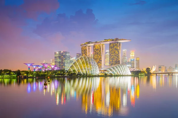 Vue de Marina Bay au crépuscule avec le centre-ville de Singapour — Photo