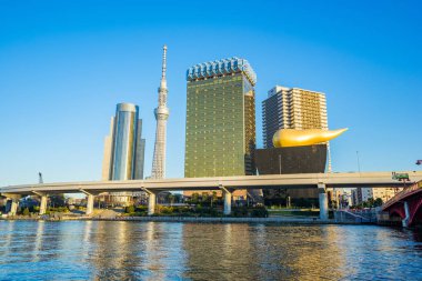 Tokyo landamrk binalarla Sumida nehir Tokyo Japonya