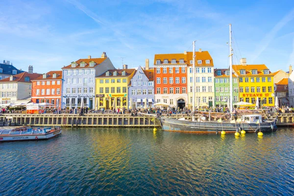 Нюхавн та забезпечує з барвисті фасади старих будинків в Копенгагені, Данія — стокове фото
