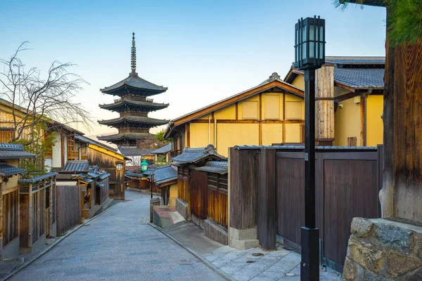 Yasaka Pagoda e Quioto antiga rua em Quioto, Japão — Fotografia de Stock