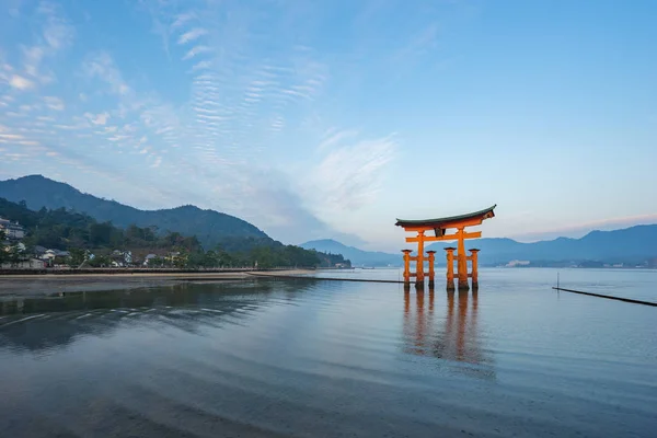 Il punto di riferimento della porta Torii del Giappone nell'isola di Miyajima — Foto Stock