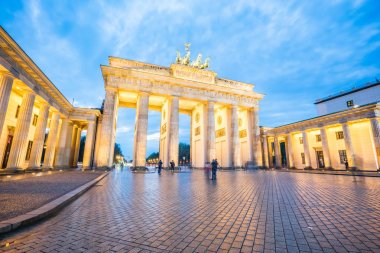 Brandenburg Kapısı Berlin City, Almanya'nın gece görünümü