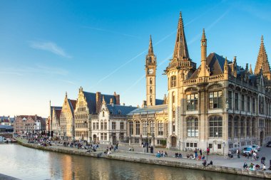 Ghent, Belçika tarihi şehir merkezinde Graslei iskele