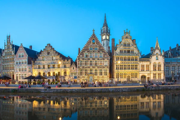 Le quai Graslei la nuit à Gand, Belgique — Photo