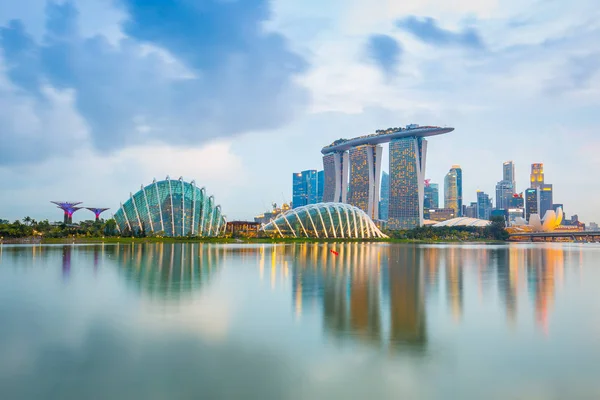 Utsikt över Marina Bay i Singapore city — Stockfoto