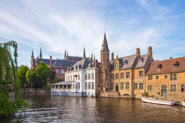 Il canale Rozenhoedkaai a Bruges, Belgio — Foto Stock