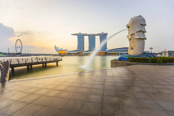 A Merlion, napkelte a város központja Szingapúrban — Stock Fotó