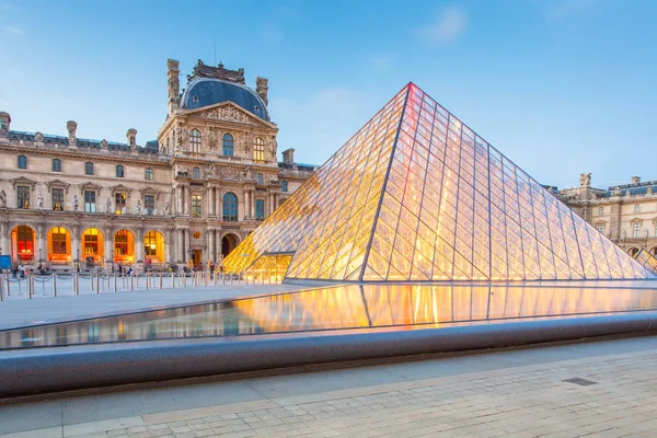 Vista al atardecer del Museo del Louvre en París, Francia —  Fotos de Stock
