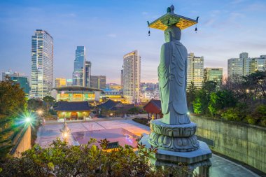 Kore'de Seoul şehir manzarası, gece