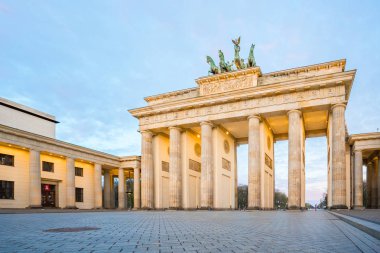 Brandenburg Kapısı ile gündoğumu Berlin city, Almanya