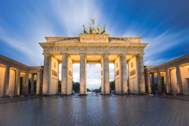 Brandenburg Kapısı veya Brandenburger Tor, Berlin, Almanya çok yakın
