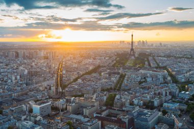 Eyfel Kulesi çatı görünümü ile Paris, Fransa'da gün batımında