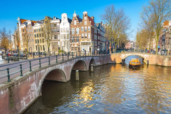 Estilo de casa holandês com o canal na cidade de Amsterdã, Holanda — Fotografia de Stock