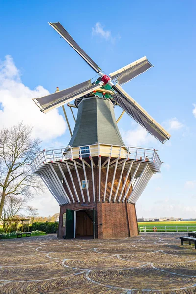 Zahradní větrný mlýn Kuekenhof v Amsterdamu, Nizozemsko. — Stock fotografie