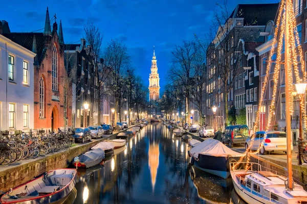 Het kanaal in Amsterdam met Zuiderkerk kerk in Amsterdam stad, — Stockfoto