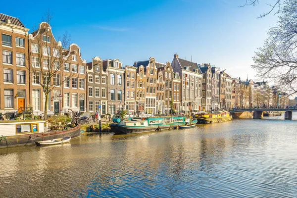 Estilo de casa holandês com o canal na cidade de Amsterdã, Holanda — Fotografia de Stock