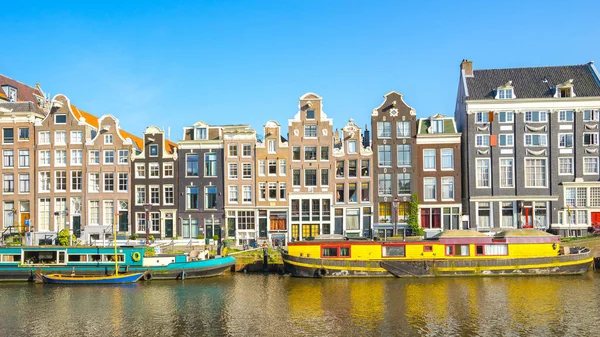 Nederlands huis stijl met het kanaal in Amsterdam stad, Nederland — Stockfoto