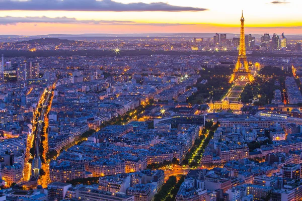 Paysage urbain de Paris avec Tour Eiffel la nuit à Paris, France — Photo