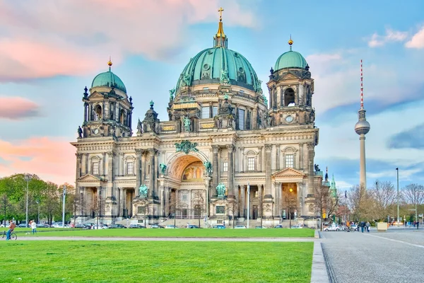 柏林大教堂与柏林爱乐电视塔戏剧性的天空 — 图库照片