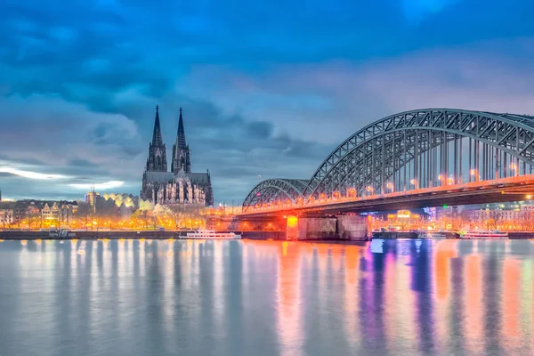 Dramatické Panorama řekou Rýn v Kolíně nad Rýnem, Německo — Stock fotografie
