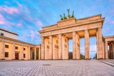 Brandenburg Kapısı Berlin City, Almanya ile dramatik gökyüzü