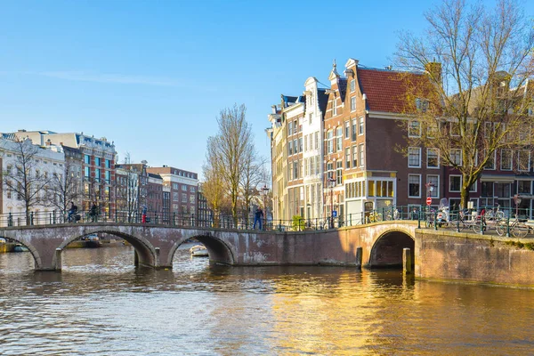 Amsterdam stad met Nederlandse oude gebouwen in Nederland — Stockfoto