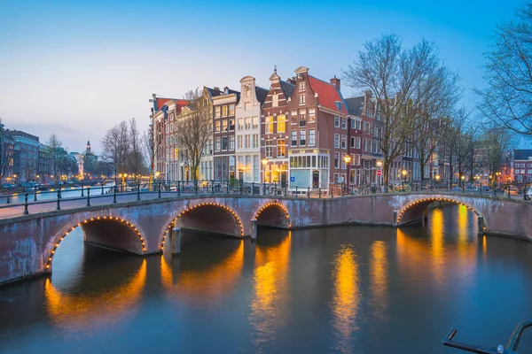 Amsterdam city w nocy z holenderski starych budynków w Holandii — Zdjęcie stockowe