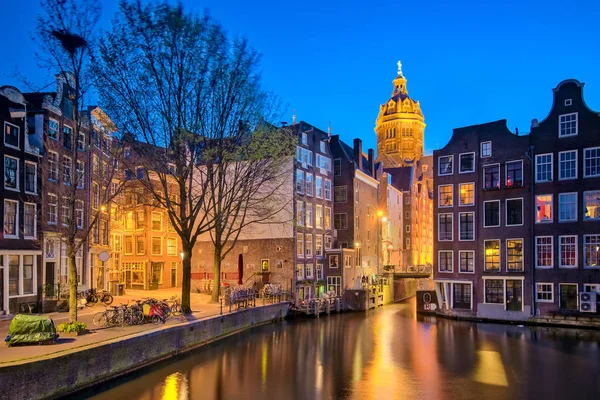 Basílica de São Nicolau na cidade de Amsterdã à noite, Netherl — Fotografia de Stock