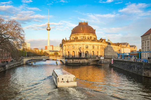 Ilha do Museu junto ao Rio Spree ao pôr-do-sol na cidade de Berlim, Germa — Fotografia de Stock