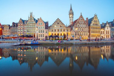 Ghent şehir ile gece Leie nehirde Ghent, Belçika