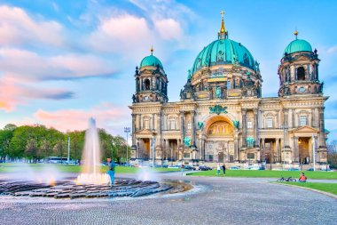 Mavi güzel gökyüzünde Berlin Katedrali veya Berliner Dom ile Berlin CI