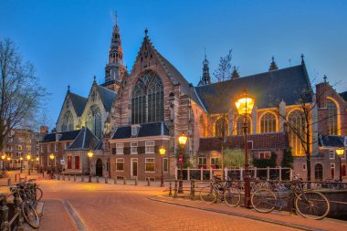 Eski kilise Oude Kerk Amsterdam City gece, Hollanda