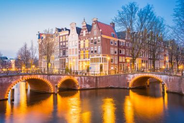 Alacakaranlık Hollandalı eski binalar, Hollanda Amsterdam City