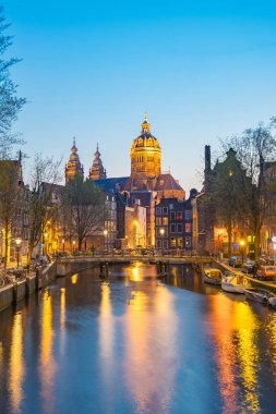 Aziz Nikolaos Amsterda Bazilikası ile Amsterdam'da gece