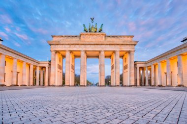 Brandenburg Kapısı Berlin City, Almanya ile dramatik gökyüzü