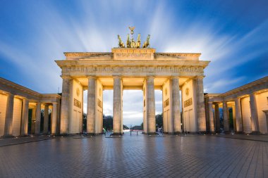 Brandenburg Kapısı Berlin City, Almanya ile dramatik gökyüzü
