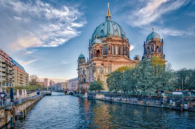 Berlin Cathedral, Berlin, Almanya ile dramatik gökyüzü