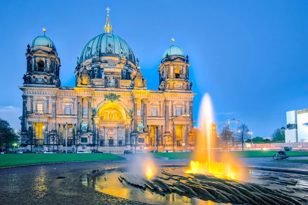Berlin Cathedral geceleri çeşme Berlin City, Almanya ile