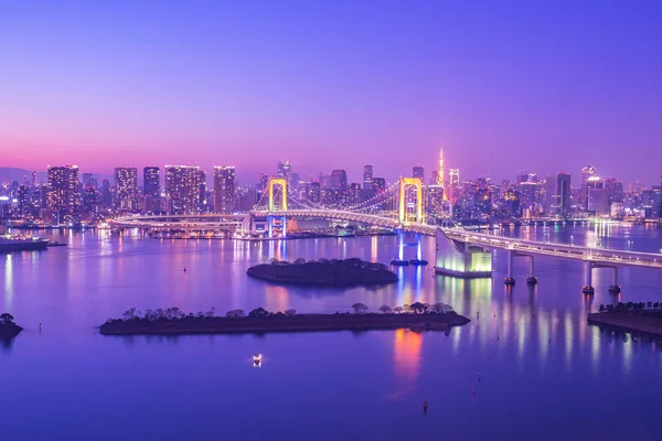 Tokyo skyline en la bahía de Tokio en Odaiba en Tokio, Japón por la noche — Foto de Stock