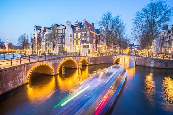 Canal de Amesterdão à noite na cidade de Amesterdão, Países Baixos — Fotografia de Stock