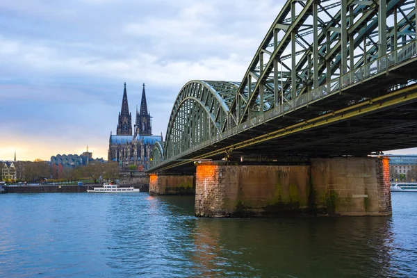 Köln Katedrali ile bulutlu gökyüzü Köln, Almanya — Stok fotoğraf