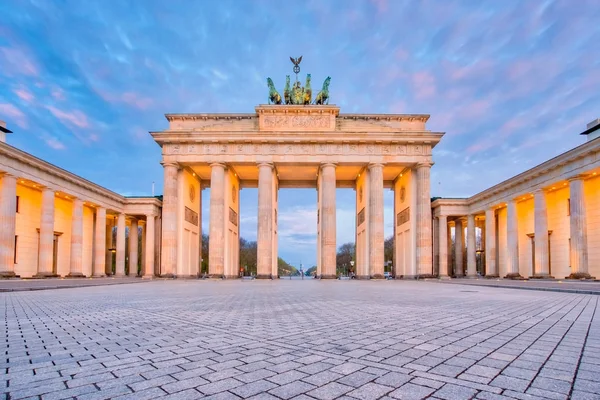 Cielo dramático con la puerta de Brandeburgo en la ciudad de Berlín, Alemania — Foto de Stock