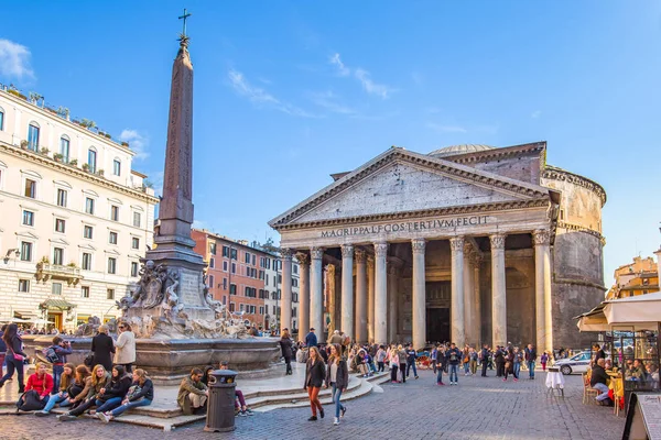 Tourist adlı Panteon Roma, İtalya