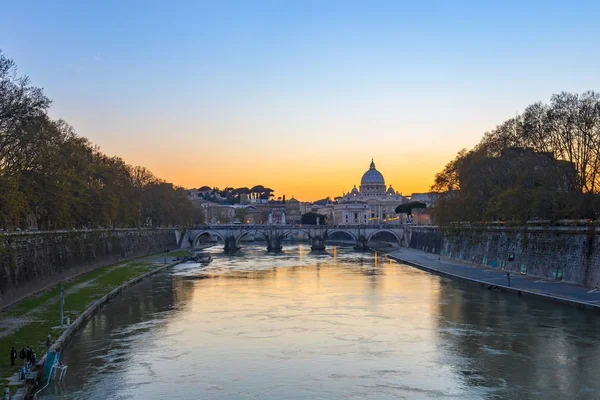 Vista del atardecer del estado de la ciudad del Vaticano en Roma, Italia — Foto de Stock