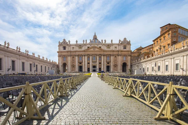 The Papal Basilica of St. Peter at Vatican city state in Rome, I — Stock Photo, Image