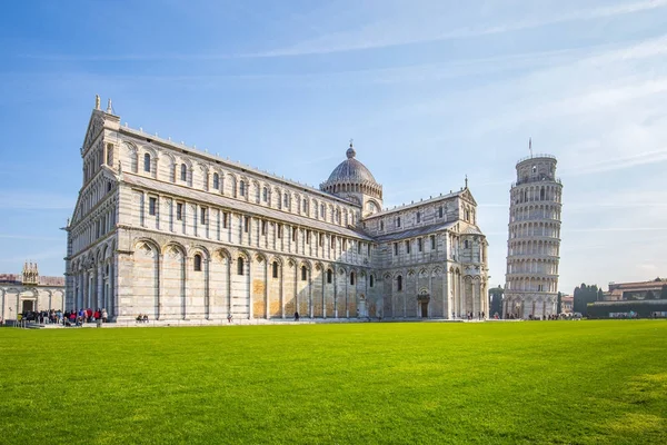 The Pisa Cathedral and the Leaning Tower of Pisa in Pisa, Italy — Stock Photo, Image