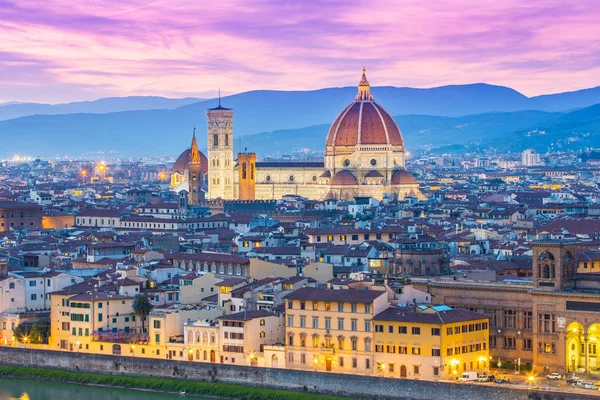 Нічний погляд горизонт міста Флоренції в Тоскана, Італія — стокове фото