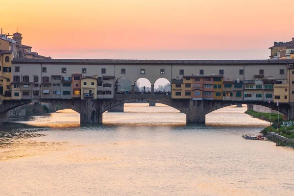 Coucher de soleil sur le pont Ponte Vecchio à Florence, Toscane, Italie — Photo