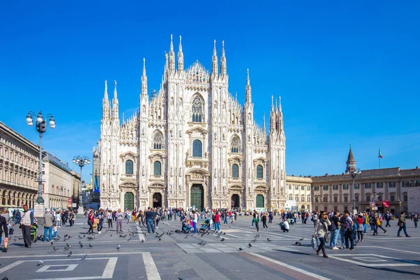 ฝูงชนนักท่องเที่ยวหน้า Duomo ของมิลาน, อิตาลี — ภาพถ่ายสต็อก
